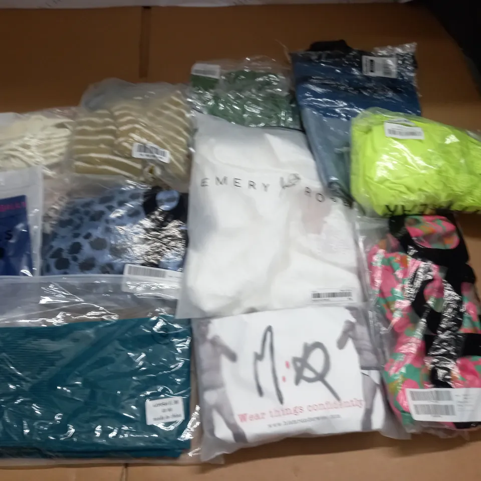 LARGE QUANTITY OF ASSORTED BAGGED CLOTHING ITEMS 