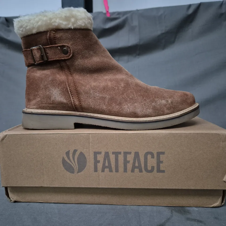 BOXED PAIR OF FAT FACE FAUX FUR LINED ANKLE BOOTS IN BROWN SIZE 7