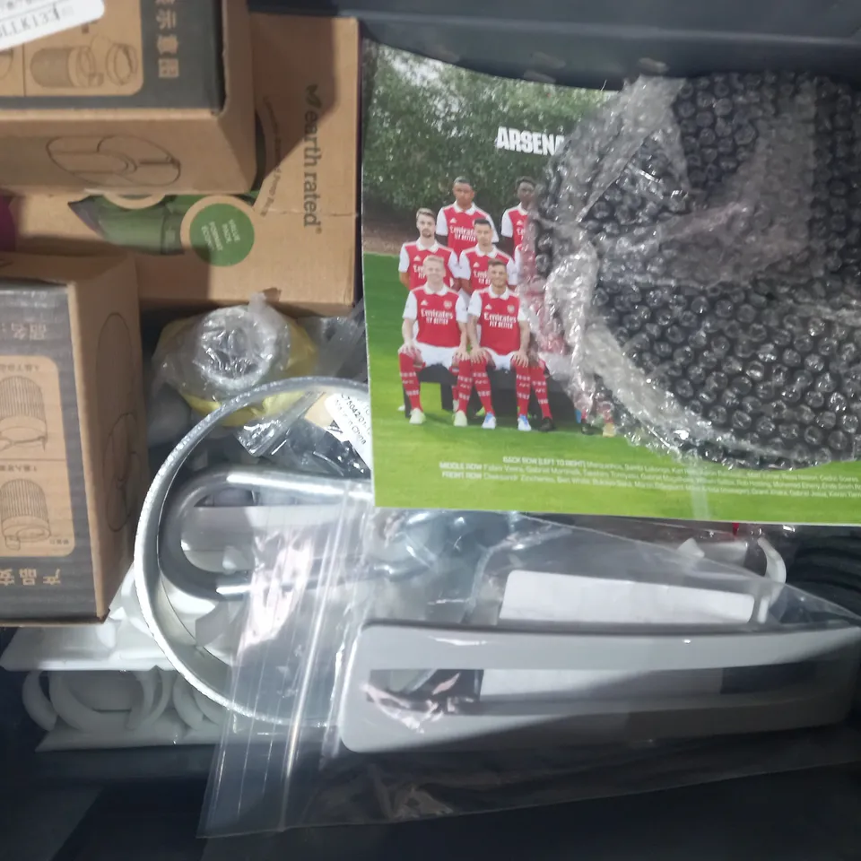 LOT OF APPROXIMATELY 15 ASSORTED HOUSEHOLD ITEMS TO INCLUDE DECORATIVE BOW PACK IN RED, REPLICA WORLD CUP TROPHY, ELECTRIC FAN, ETC