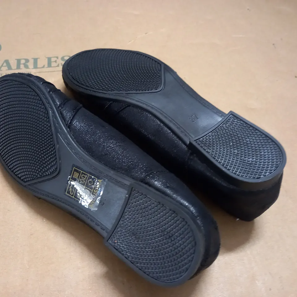 PAIR OF BLACK OPEN TOED SHOE - 37