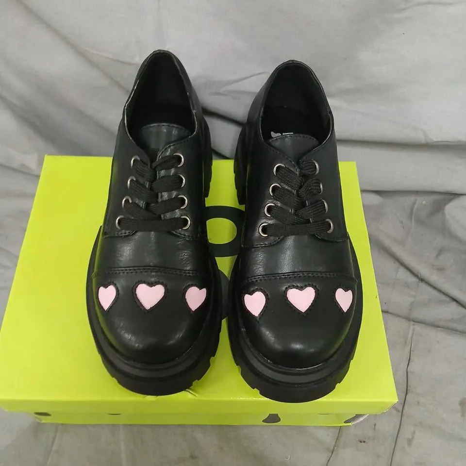 BRAND NEW BOXED KOI KIDZ LIL' TENNIN HEART SHOES - BLACK LEATHER WITH PINK HEARTS, UK 11 (KIDS)