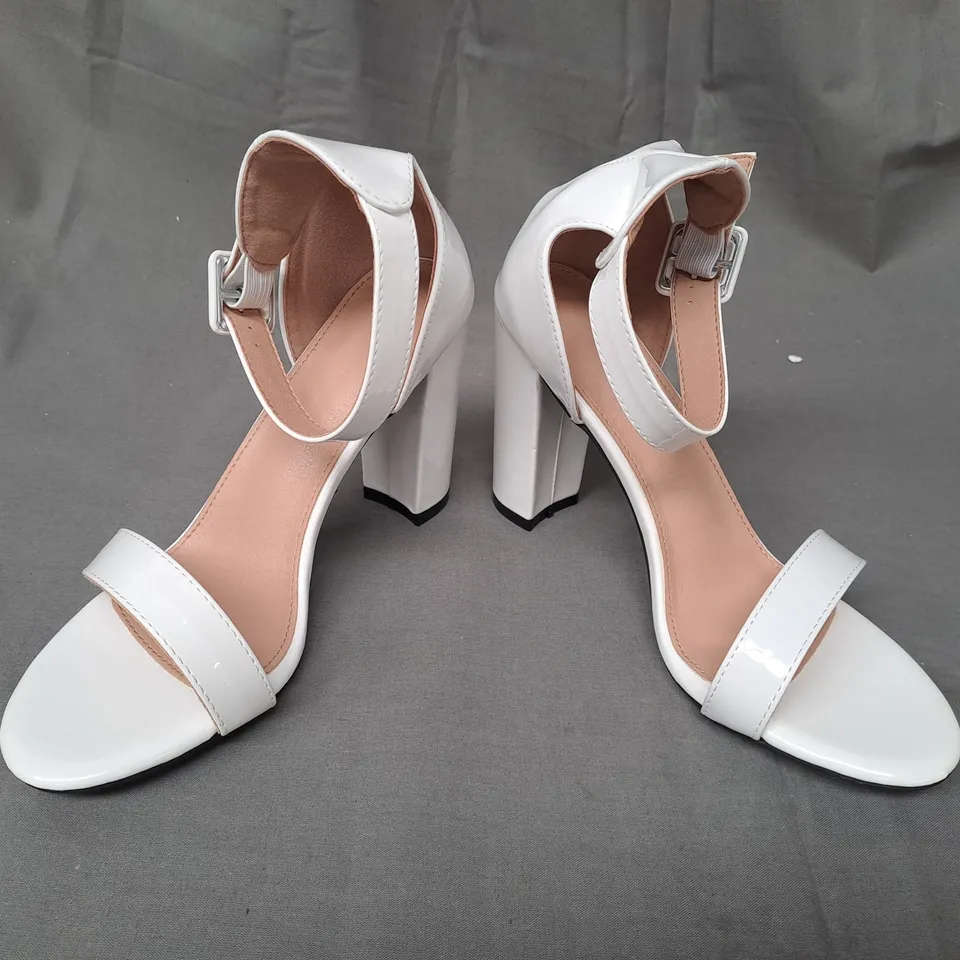 BOXED PAIR OF DESIGNER OPEN TOE HIGH BLOCK HEEL SHOES IN WHITE EU SIZE 40
