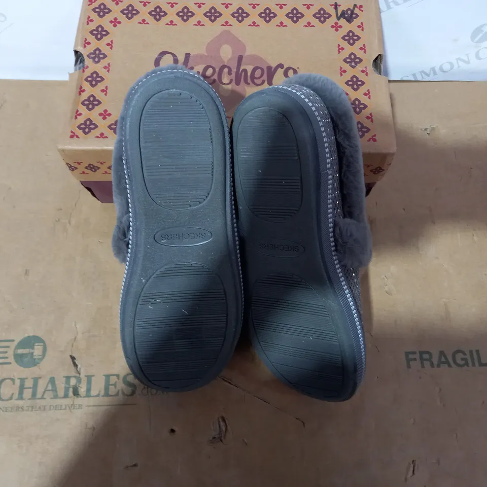 BOXED PAIR OF SKECHERS SLIPPERS- SIZE 4