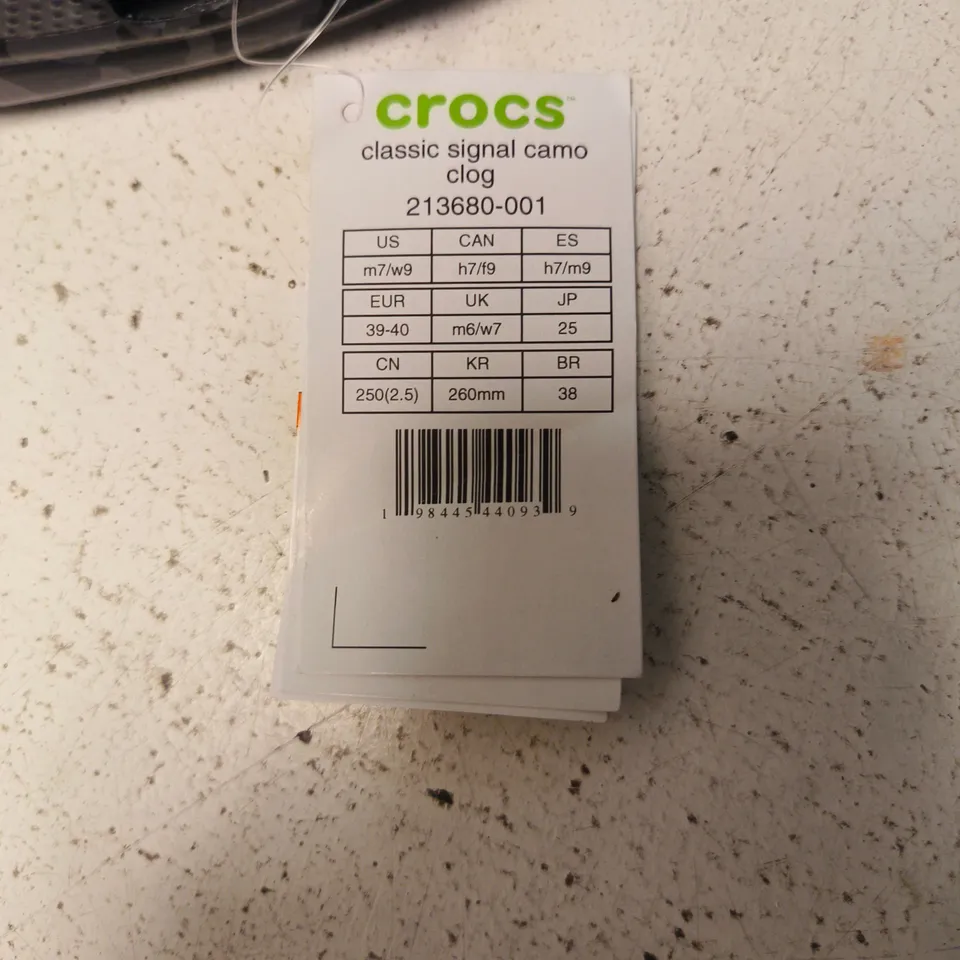 CROCS CLASSIC SIGNAL CAMO CLOG – UNISEX UK 6 (MEN) / UK 7 (WOMEN)