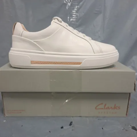 BOXED PAIR OF CLARKS ARTISAN SHOES IN WHITE SIZE UK 5