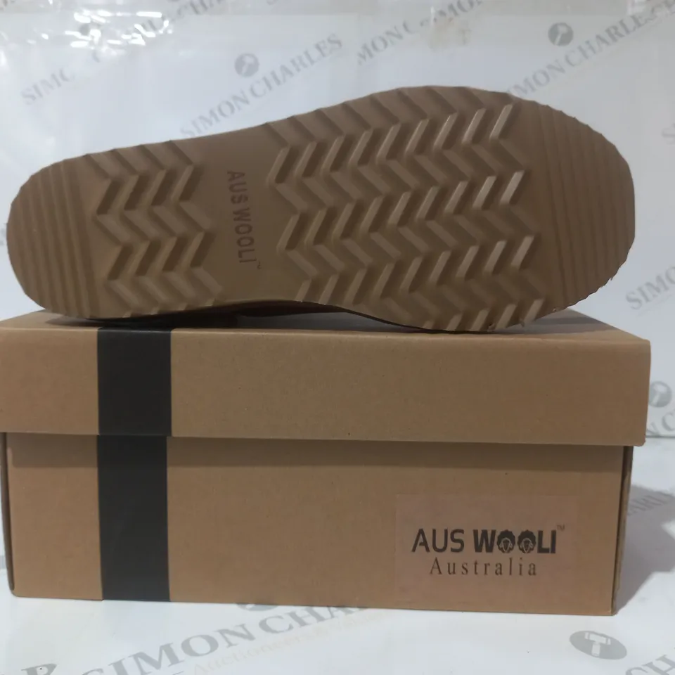 BOXED PAIR OF AUS WOOLI CRONULLA SHOES IN CHESTNUT UK SIZE 8