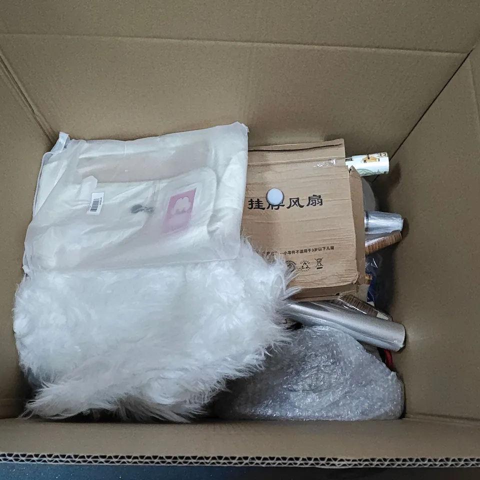 LOT OF APPROXIMATELY 15 ASSORTED HOUSEHOLD ITEMS TO INCLUDE FOOTBALL CUSHIONS, EYELET CURTAINS AND HOODED TOWELS