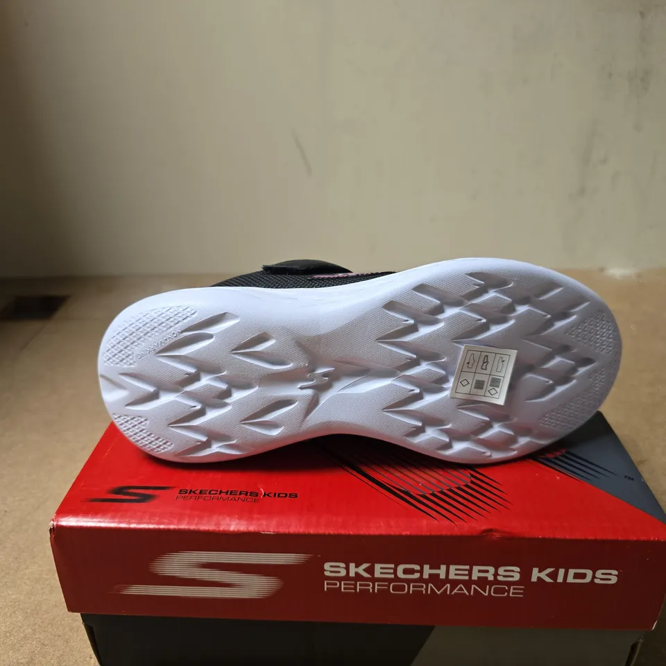 SKECHERS GO RUN 600 KIDS BLACK/MULTI SIZE 2 BOXED