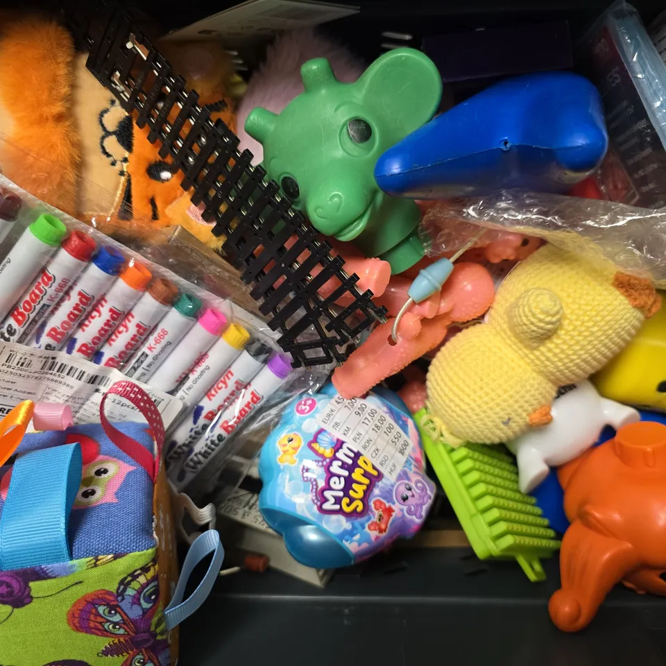 APPROXIMATELY 13 ASSORTED TOYS & GAMES TO INCLUDE - UNO , TALKING HEARTS CARDS , DINO SERIES 4 ETC