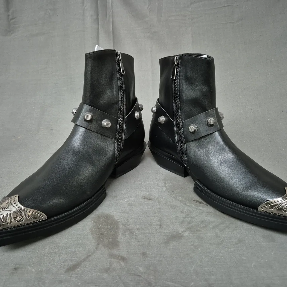 BOXED PAIR OF KOI SOULRENDER MEN'S HARDWARE COWBOY BOOTS IN BLACK/ANTIQUE SILVER UK SIZE 8