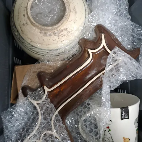 APPROXIMATELY 8 ASSORTED HOUSEHOLD ITEMS TO INCLUDE BOWLS, PLATES, MUGS ETC 