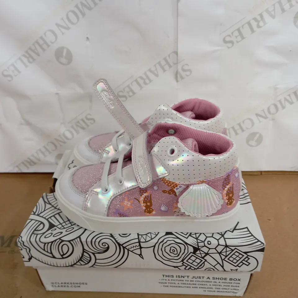BOXED PAIR OF CLARKS CITY POP T IN LIGHT PINK SIZE 9
