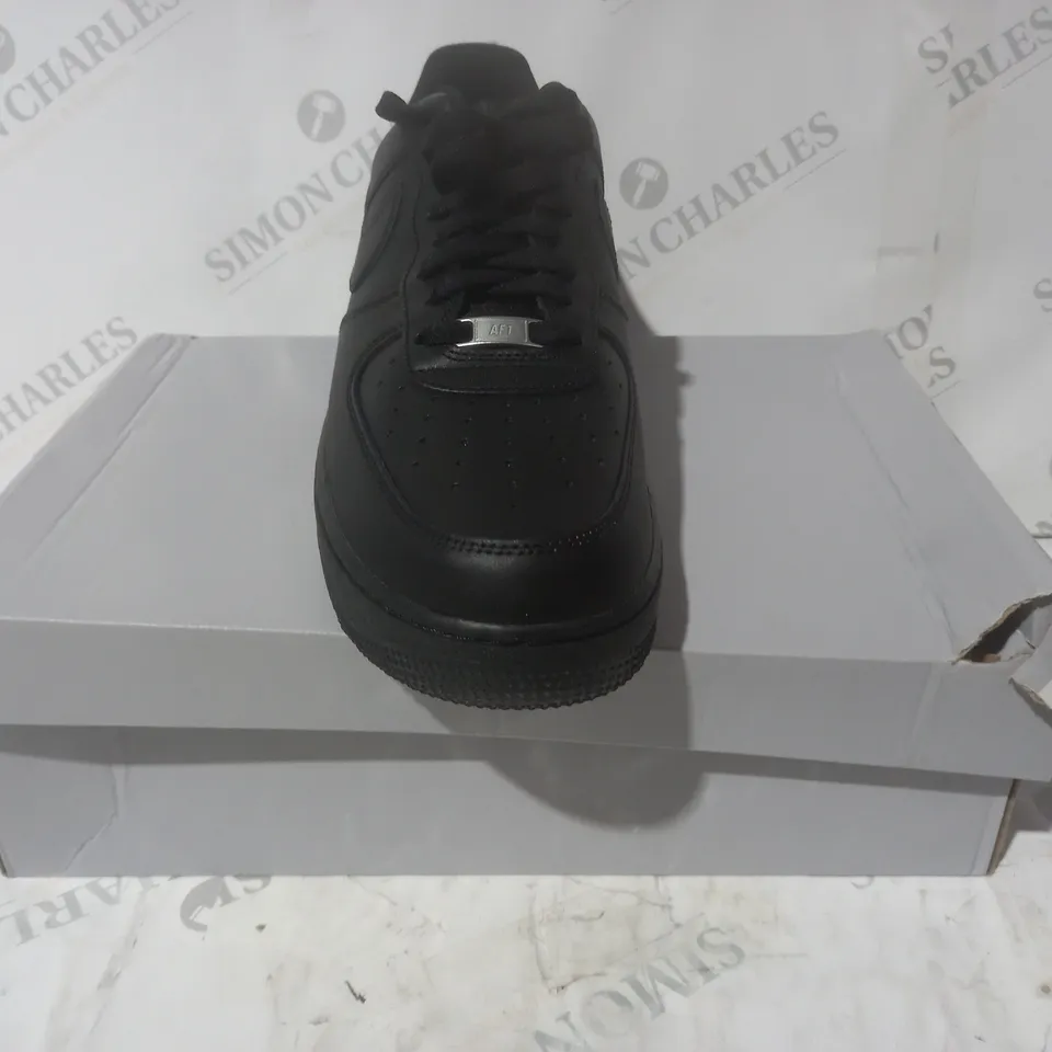 BOXED PAIR OF NIKE AIR FORCE 1 SHOES IN BLACK UK SIZE 11