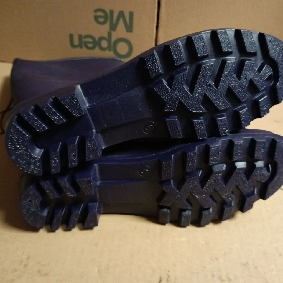 PAIR OF MOUNTAIN WAREHOUSE PURPLE WELLIES - UK 6