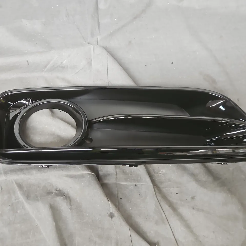 FOG LIGHT LAMP COVER GRILLE IN BLACK FOR A BMW