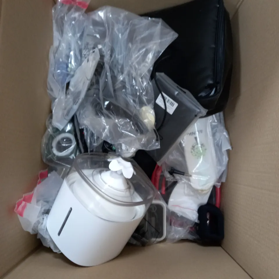 BOX OF ASSORTED ITEMS TO INCLUDE - WATER PISTOL / WIRELESS HEADPHONES / AGPTEK MIC / 