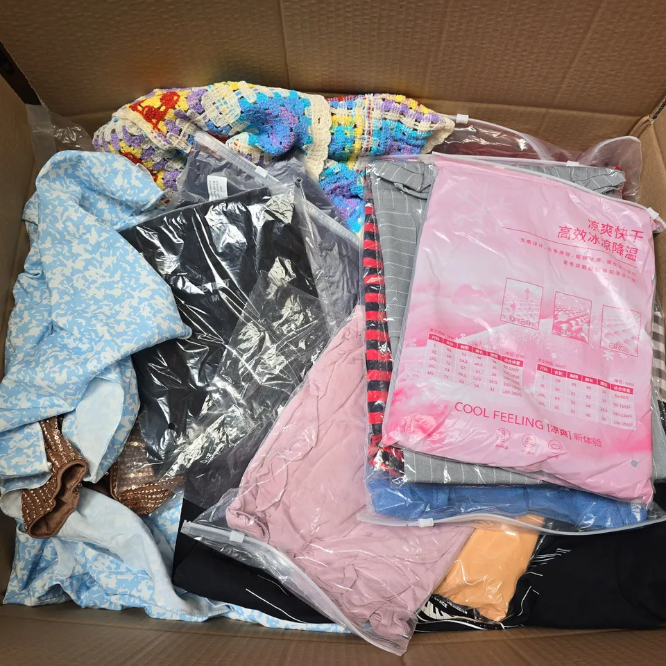 APPROXIMATELY 30 ASSORTED CLOTHING ITEMS IN VARIOUS SIZES, STYLES & COLOURS - COLLECTION ONLY 