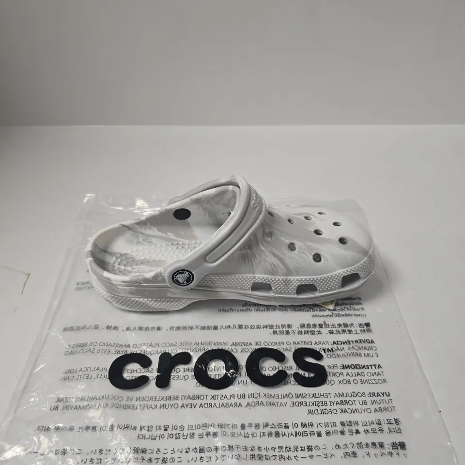 CROCS WHITE CLOGS – PAIR UK WOMENS SIZE 4