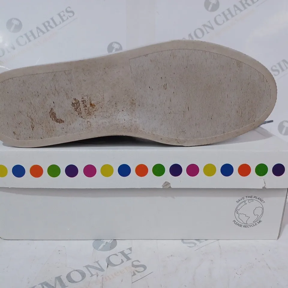 BOXED PAIR OF ADESSO LEATHER TRAINERS IN BLACK SIZE 7