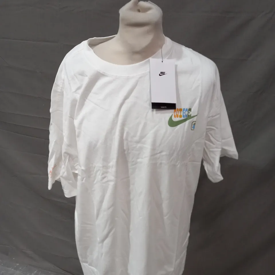 THE NIKE TEE IN WHITE RADIANT T-SHIRT - MEDIUM