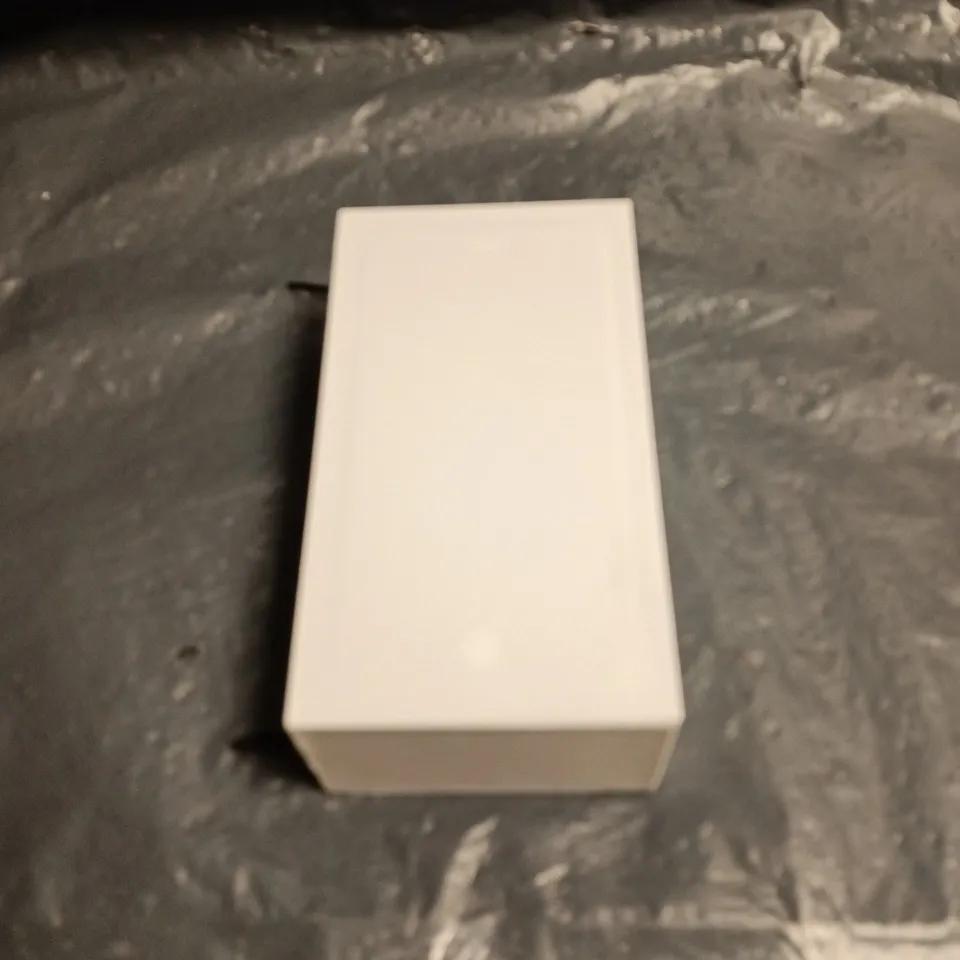 APPLE IPHONE – SILVER – 4.7-INCH SMARTPHONE (IPHONE 6/6S) 