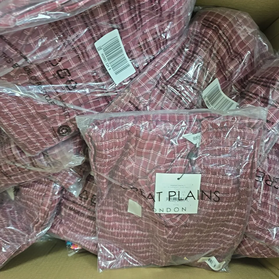 BOX OF APPROXIMATELY 20 ASSORTED CLOTHING AND FASHION ITEMS IN VARIOUS STYLES, SIZES, AND COLOURS - COLLECTION ONLY