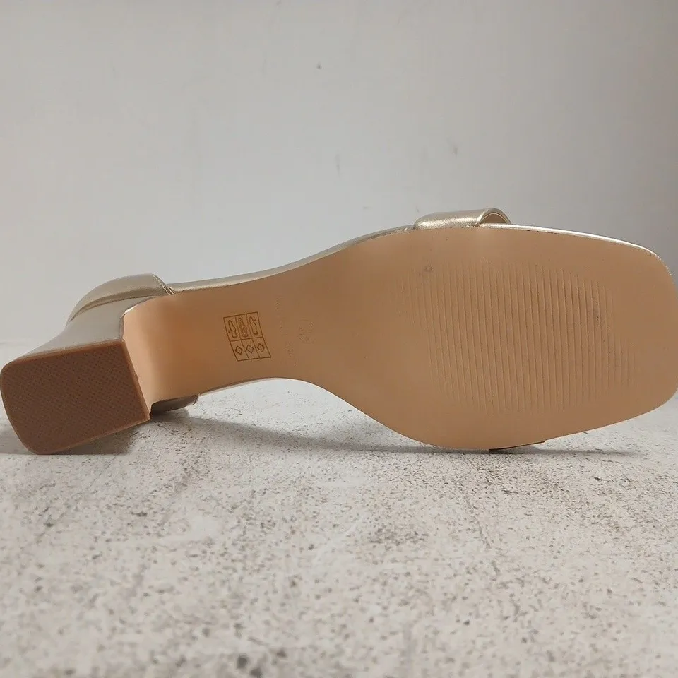 BOXED PAIR OF SEQWL OPEN TOE BLOCK HEEL SANDALS IN METALLIC GOLD SIZE 8