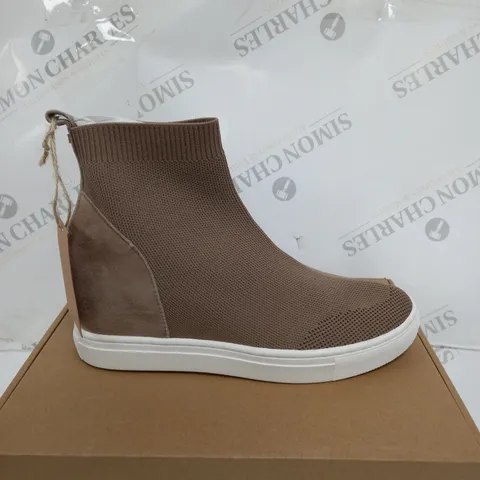 DUNE CAMEL KNIT HIDDEN WEDGE TRAINER SIZE 5