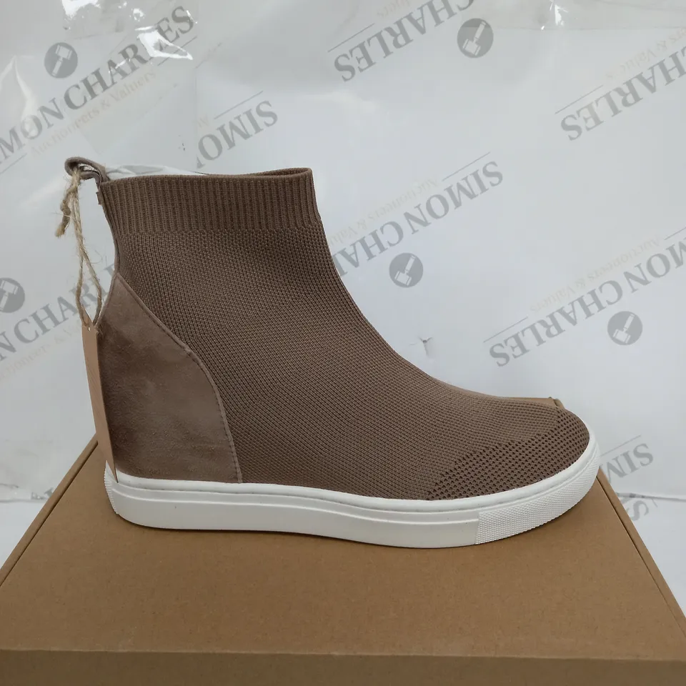 DUNE CAMEL KNIT HIDDEN WEDGE TRAINER SIZE 5