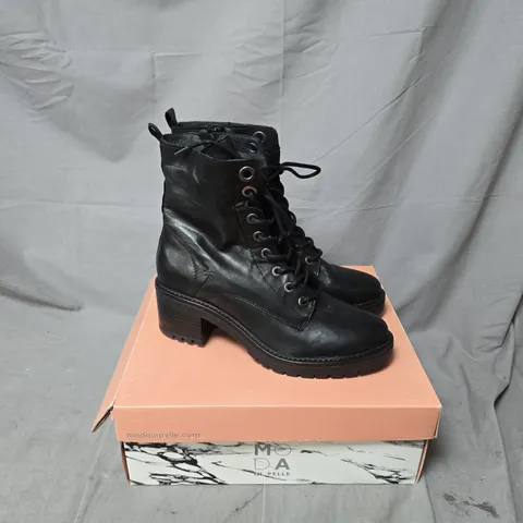 BOXED PAIR OF MODA IN PELLE BELLZIE LACE UP BOOTS IN BLACK SIZE 6