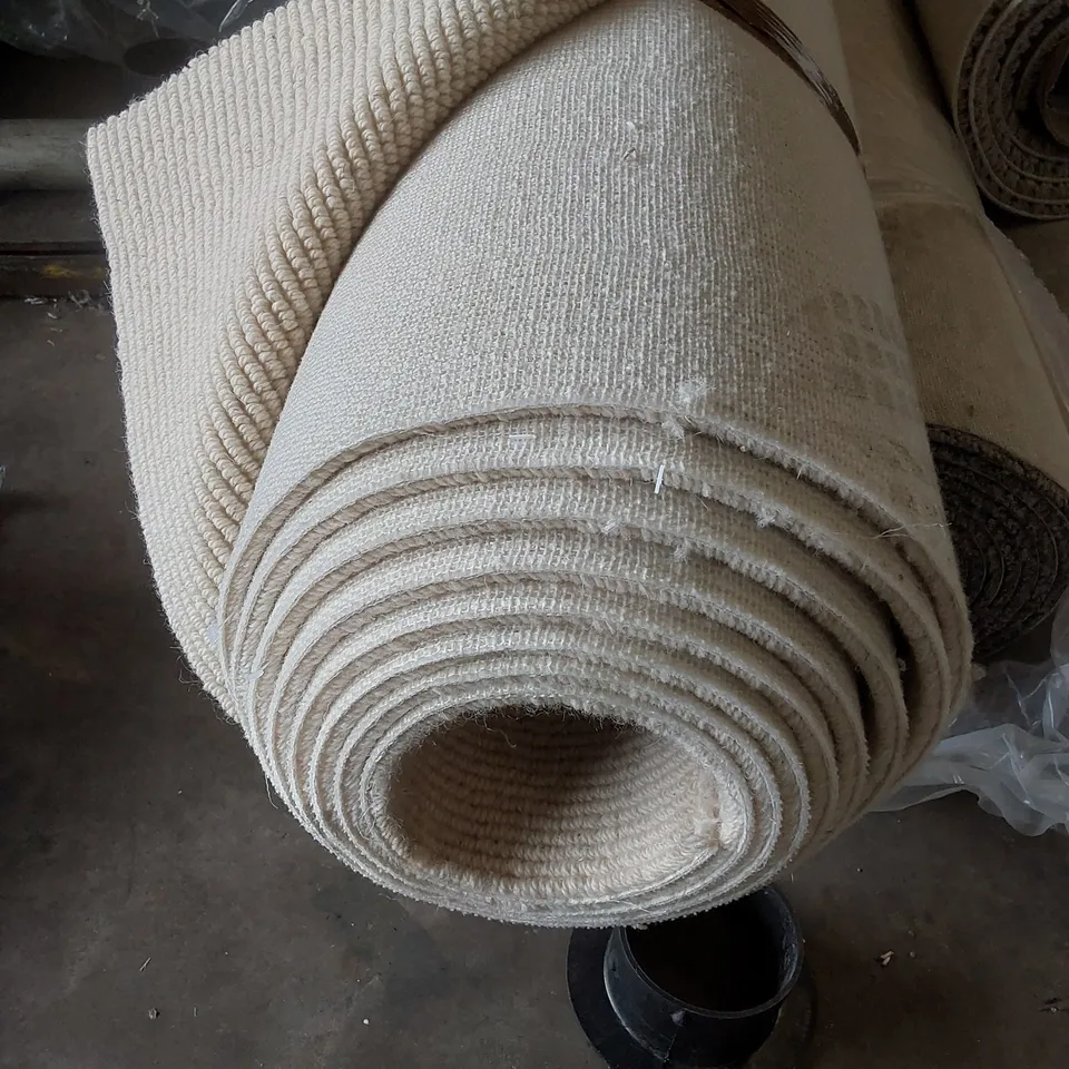 ROLL OF QUALITY BEACHCOMBER STRAND PEBBLE CARPET // SIZE: APPROX 5 X 5.62m