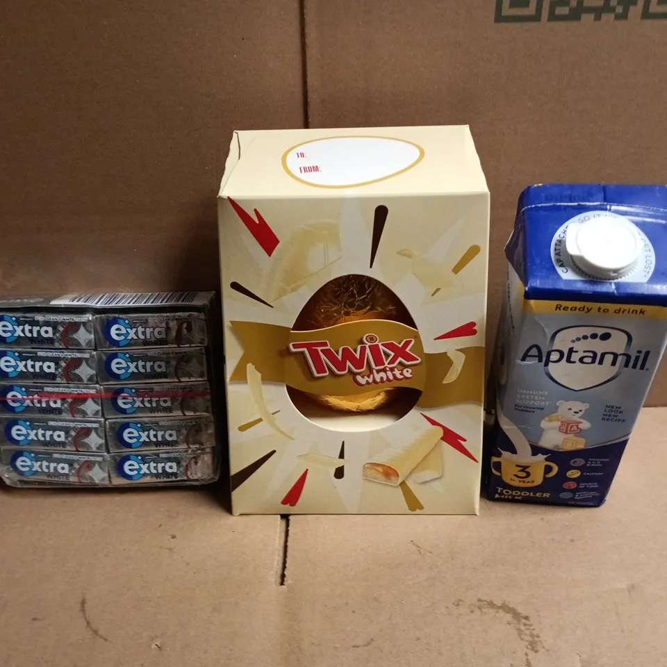 APPROXIMATELY 12 ASSORTED FOOD AND DRINKS ITEMS TO INCLUDE - APTAMIL TODDLER MILK, TWIX WHITE CHOCOLATE EGG, WRIGLEYS EXTRA WHITE MULTIPACK ETC 