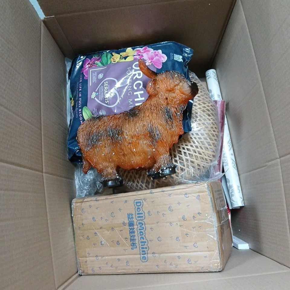 BOX OF APPROXIMATELY 15 ASSORTED HOUSEHOLD ITEMS TO INCLUDE POTTING MIX, LIGHT UP HIGHLAND COW, WRAPPING PAPER, ALL PURPOSE CLOTH ETC
