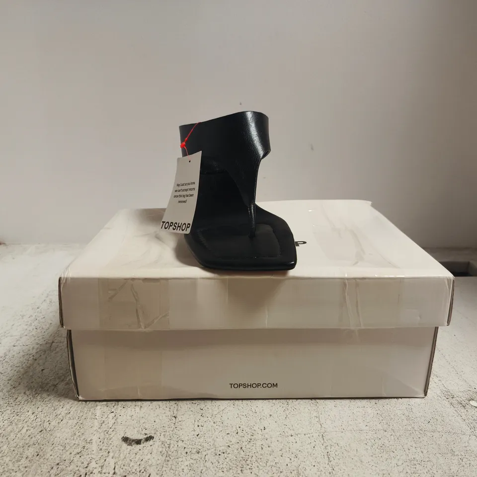 BOXED PAIR OF TOPSHOP ELODIE TOE THONG HEELED MULES IN BLACK SIZE UK 8