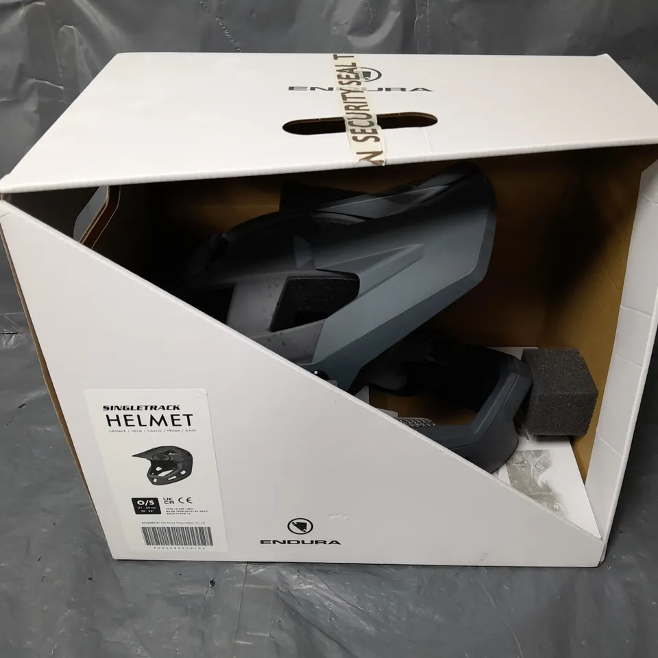 BOXED ENDURA SINGLETRACK HELMET IN BLACK (O/S)