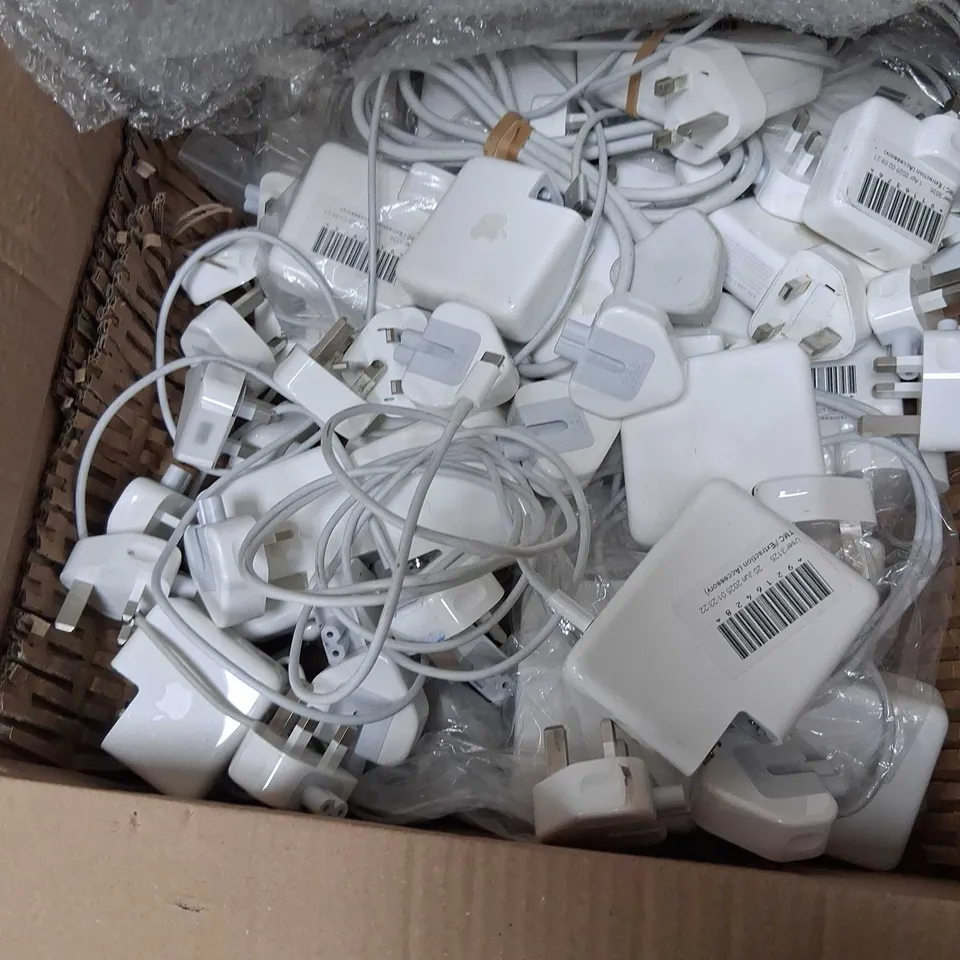 APPROXIMATELY 25 APPLE MAC BOOK PLUGS 