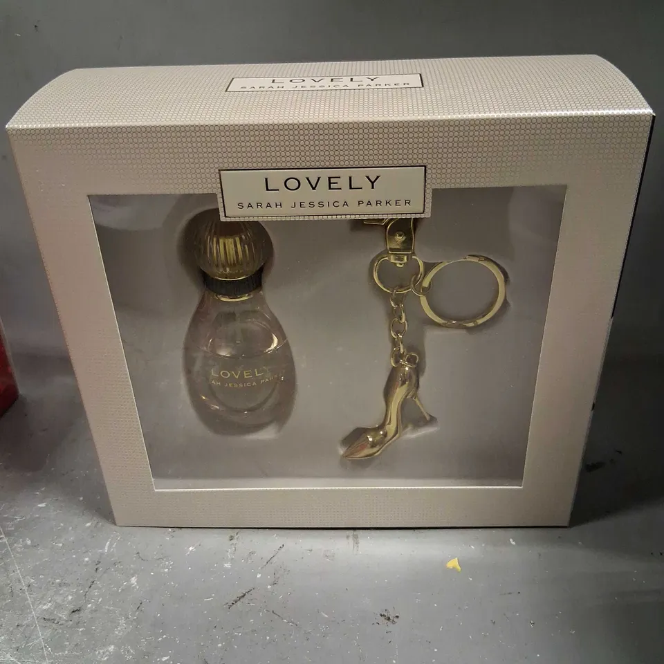 TWO BOXED SARAH JESSICA PARKER LOVELY EAU DE PARFUM AND KEYRING GIFT SETS