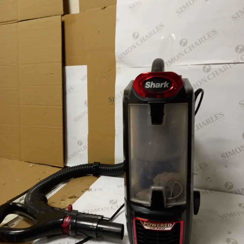 SHARK UPRIGHT VACUUM CLEANER - LIFT AWAY 