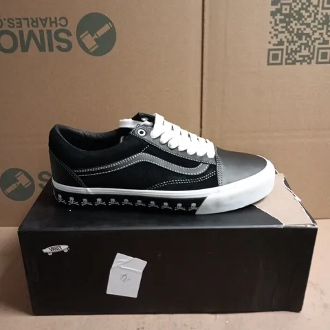 VANS OLD SKOOL TRAINERS – BLACK/WHITE, UK 9 (US 10)