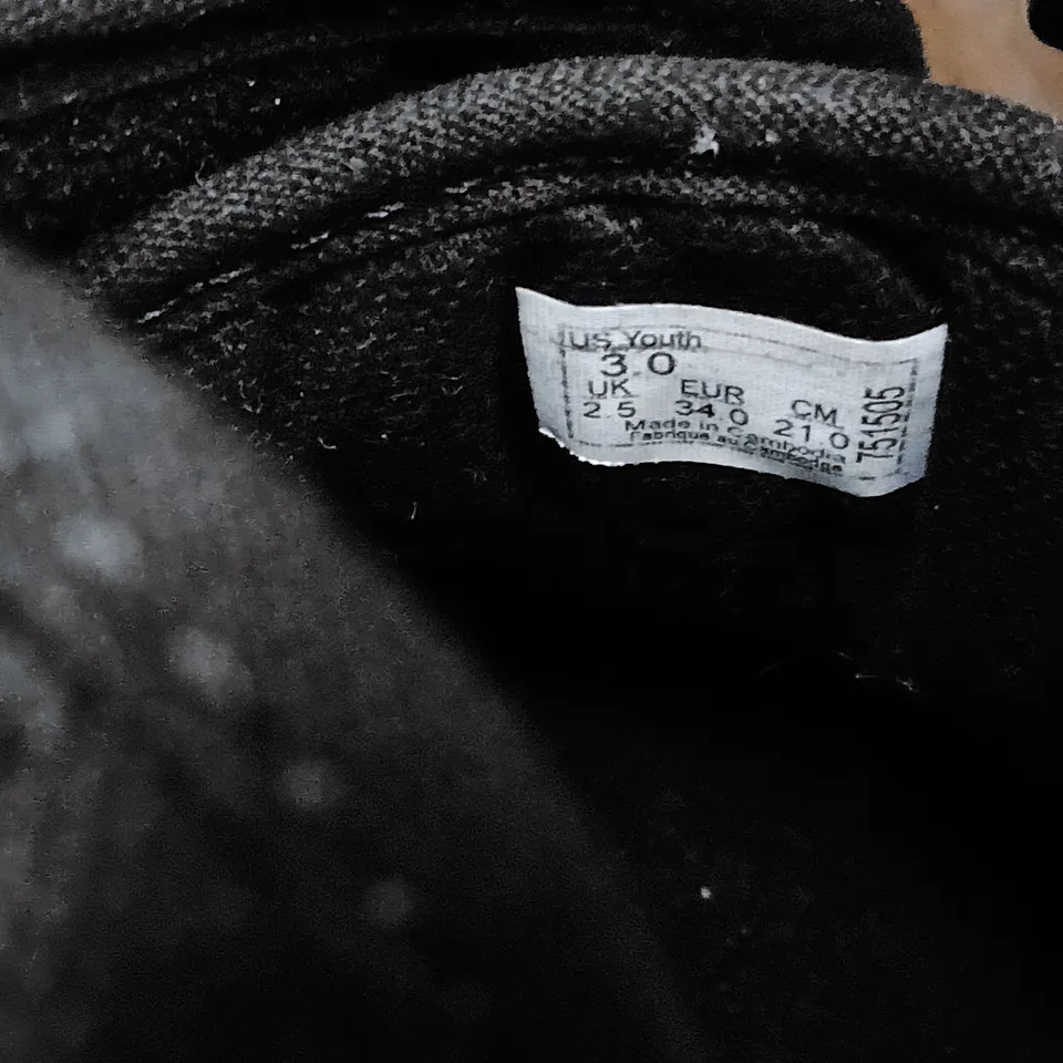 VANS BLACK CANVAS SHOES – KID'S TRAINERS, UK 2.5 (EU 34) – PRE-OWNED