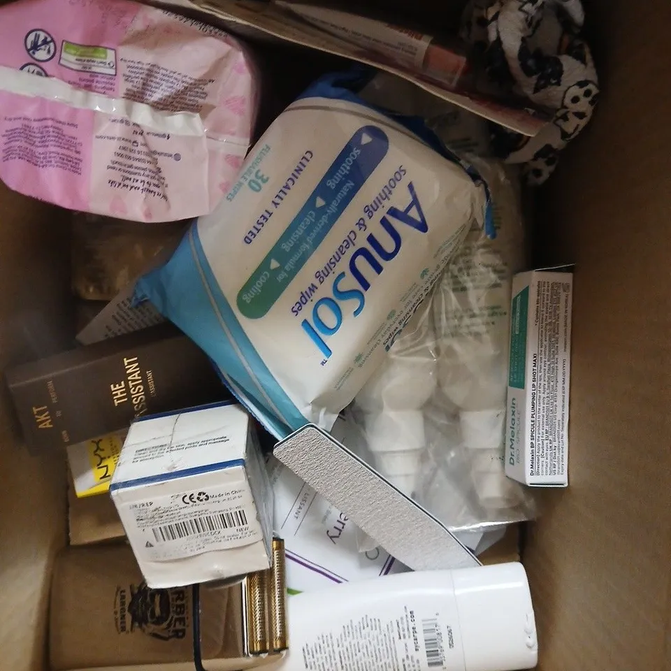 APPROX 12 ASSORTED BEAUTY PRODUCTS TO INCLUDE ASTONISH CONDITIONER, AKT THE DEODORANT BAML, ELF MAKEUP BRUSH, ETC