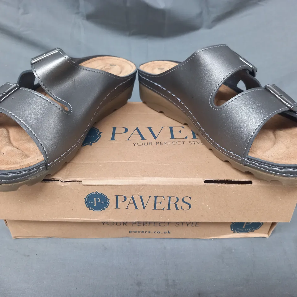 BOXED PAIR OF PAVERS OPEN TOE SANDALS IN PEWTER SIZE 7