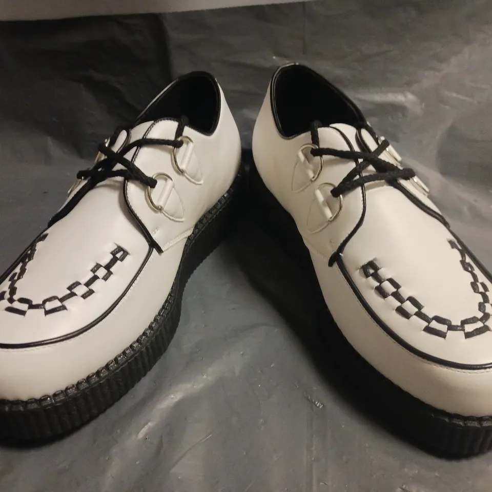 BOXED PAIR OF AJVANI SHOES IN WHITE/BLACK SIZE 12