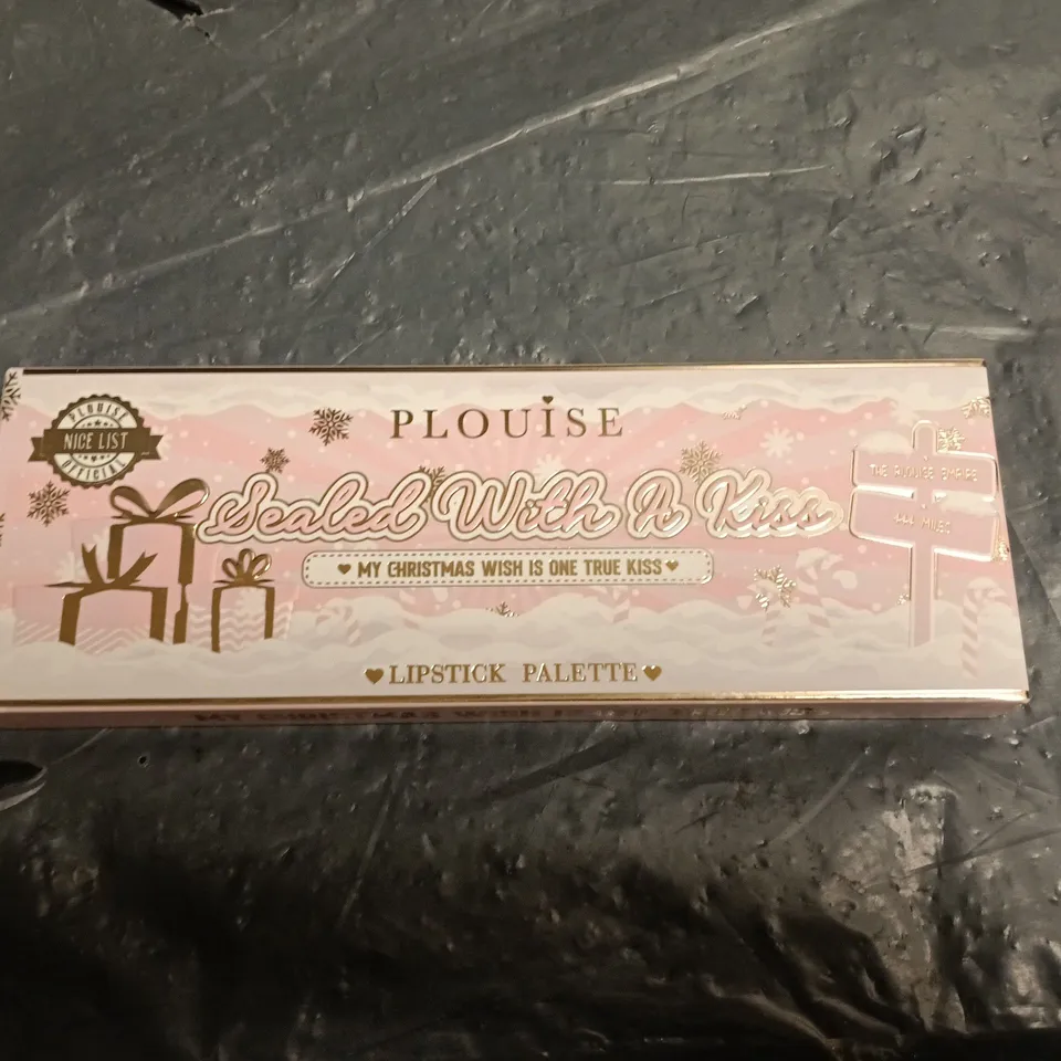 P LOUISE SEALED WITH A KISS LIPSTICK PALETTE – 5 SHADE PALETTE IN PINK PACKAGING