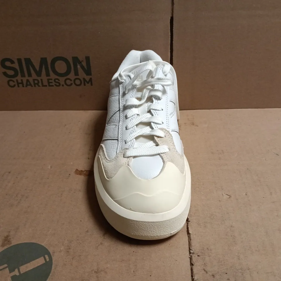 BOXED PAIR OF NEW BALANCE CT302 TRAINERS IN WHITE SIZE UK 8.5