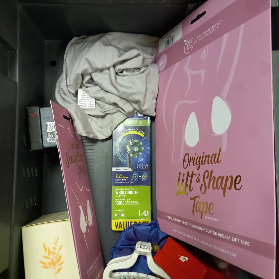 BOX OF APPROXIMATELY 15 ASSORTED HEALTH & BEAUTY PRODUCTS TO INCLUDE VENUS SPA RAZOR, HEALTHSPAN INTENSIVE CONDITIONER, ORAL B MEDIUM TOOTHBRUSH ETC 