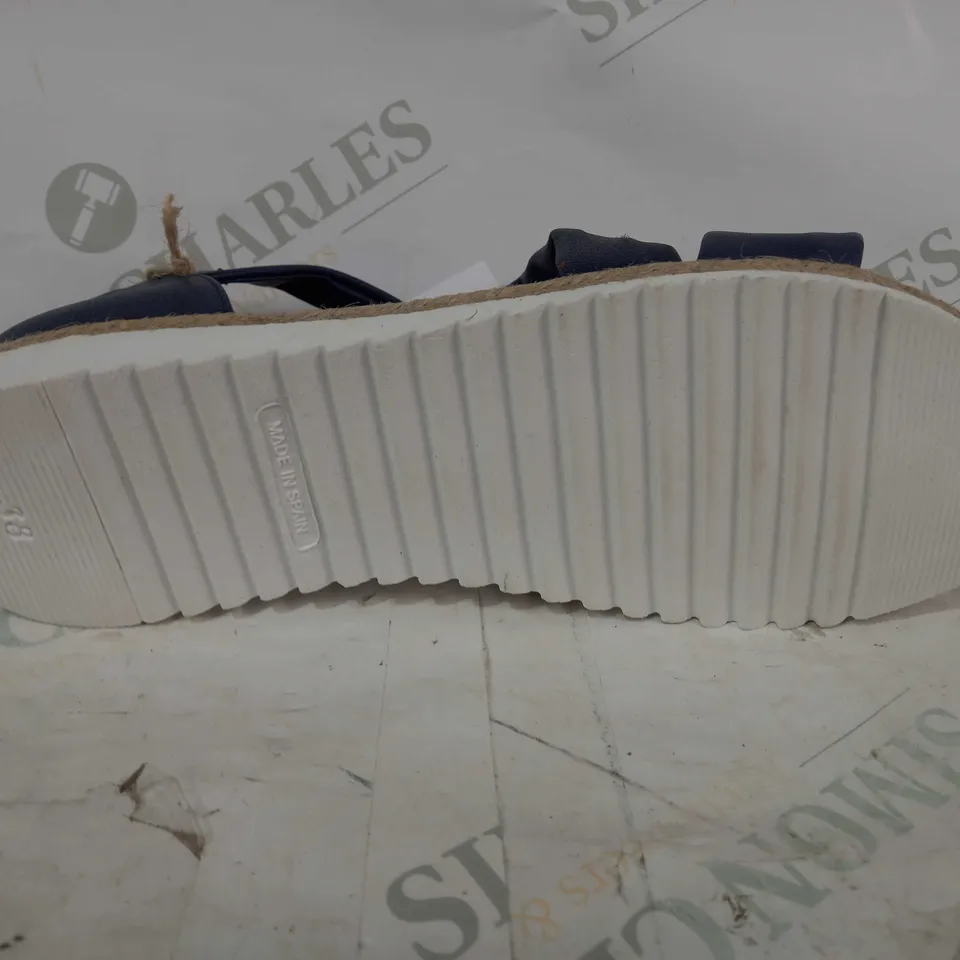 BOXED PAIR OF HUSH PUPPIESOPEN TOE SANDALS IN NAVY UK SIZE 5