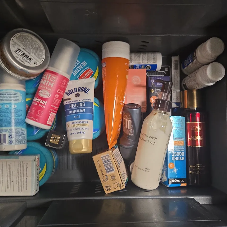 APPROXIMATEY 20 ASSORTED HEALTH AND BEAUTY PRODUCTS TO INCLUDE - COLGATE MAX WHITE MOUTHWASH - SANEX SHOWER CREAM AND O'KEEFE'S HEALTHY FEET CREAM