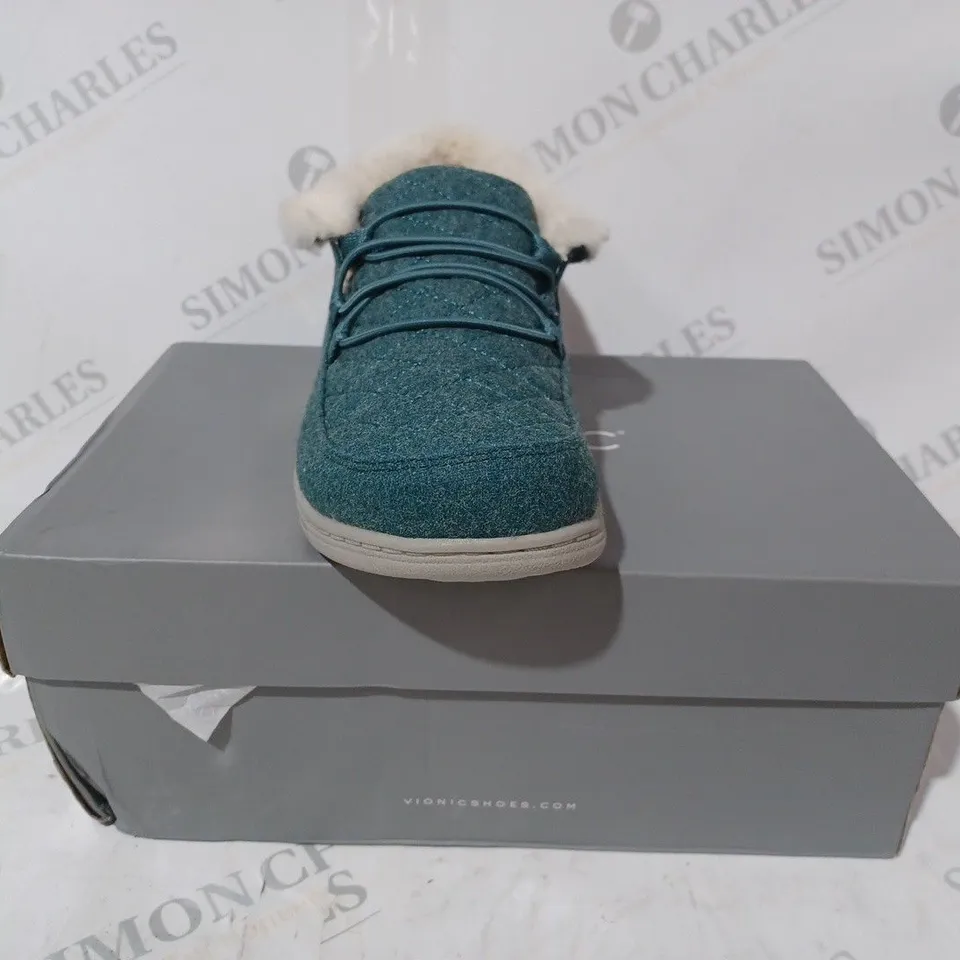 BOXED PAIR OF VIONIC BELIEVE SLIPPERS IN MINERAL SIZE 4