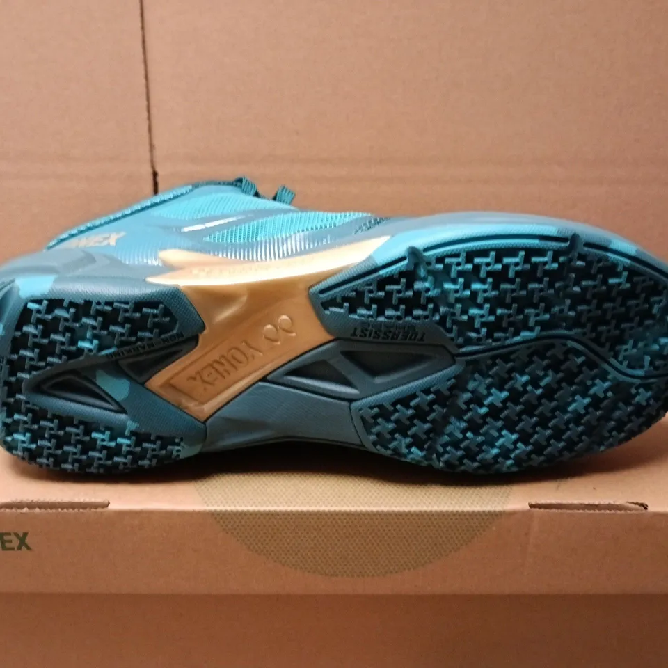 BOXED PAIR OF YONEX POWER CUSHION CASCADE DRIVE TRAINERS IN PEACOCK BLUE - UK 7.5